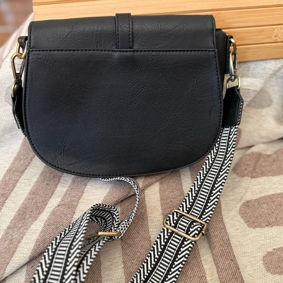 Black Leather Crossbody Saddle Bag - Picture 2 of 3